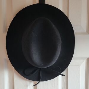 Le Chateau Elegant Black Felt Hat
